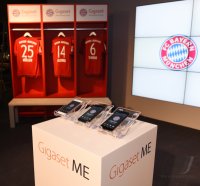 Offizielle Uebergabe der Gigaset ME Smartphones an den FC Bayern Muenchen