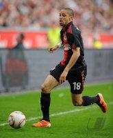 Fussball: 1. Bundesliga Saison 2010/2011: Leverkusen, SAM am Ball