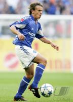 Fussball 1. Bundesliga: Schalke, RAFINHA Einzelaktion am Ball