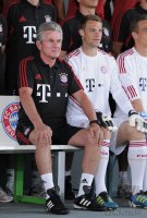 Fussball 1. Bundesliga 2010/2011: Torwart Manuel Neuer (FC Bayern Muenchen) und Trainer Jupp Heynckes  (FC Bayern Muenchen)