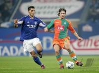 Fussball 1. Bundesliga: Schalke - Bremen, Zweikampf