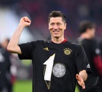 Fussball 1. Bundesliga Saison 21/22: JUBEL FC Bayern Muenchen feiert die 32. Meisterschaft