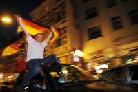 FUSSBALL WM 2010, Fans feiern in Bremen auf der Strasse