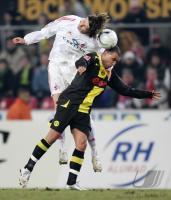 Fussball 1. Bundesliga: Koeln - Dortmund, Zweikampf