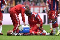 Fussball 1. Bundesliga Saison 14/15: Holger Badstuber (FC Bayern Muenchen) verletzt am Boden