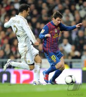 FUSSBALL International  COPA DEL REY  11/12:  Ricardo Carvalho (li, Real Madrid) gegen Lionel Messi (Barca)