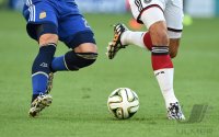 FUSSBALL WM 2014, FINALE: Ball und Beine Adidas Ausruester
