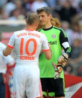 Fussball 1. Bundesliga, Saison 2011/2012:  Torwart Hans Joerg Butt (re.) mit Arjen Robben (FC Bayern Muenchen)