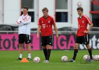 Fussball 1. Bundesliga: Trainer Louis van Gaal, Toni Kroos, Thomas Mueller (v. li., FCB)