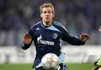 Fussball, Champions League: Schalke, LARSEN Einzelaktion