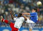 Fussball UI-Cup: Schalke - Pasching, Zweikampf