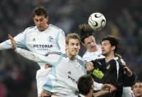 Fussball: Schalke - Espanyol Barcelona, Zweikampf