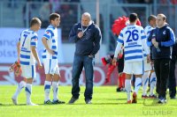 Fussball 2. Bundesliga:  Enttaeuschung nach dem Spiel, Daniel Brosinski, Zvonko Pamic, Trainer Oliver Reck, Tanju Oeztuerk (v. li., MSV Duisburg)