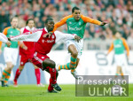 Fussball 1. Bundesliga: Bremen - Bayern, Zweikampf