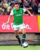 FUSSBALL, Bundesliga, SV Werder Bremen: OEZIL Einzelaktion