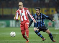 Fussball CHL  Saison 2010/2011: Arjen Robben (li, FC Bayern Muenchen) gegen Cristian Chivu (re, Inter Mailand)