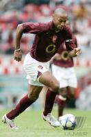 Fussball International: Arsenal, HENRY Einzelaktion am Ball
