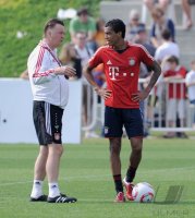 Fussball 1. Bundesliga 2010/2011 Trainingslager FC Bayern Muenchen : Trainer van Gaal  mit Luiz Gustavo