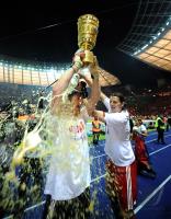 Fussball: DFB Pokal Finale: JUBEL Torwart Hans Joerg Butt, Daniel van Buyten (v.li., FCB)