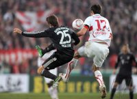 Fussball DFB Pokal 10/11 : Thomas Mueller (li, FC Bayern Muenchen) gegen Matthieu Delpierre (re, VfB Stuttgart)