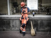 FUSSBALL WM 2018: Schmuckbild, Strassenkehrerin am Roten Platz