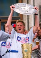 Fussball: Stefan Effenberg jubelt mit der Meisterschale