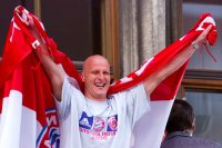 Fussball:  Carsten Jancker jubelt mit der Bayern Fahne