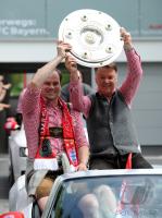 Fussball 1. Bundesliga : Christian Nerlinger mit Trainer Louis van Gaal (v. li., FCB)