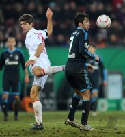 Fussball DFB Pokal 10/11 : Kees Kwakman (li, FC Augsburg) gegen Raul (re, FC Schalke 04)