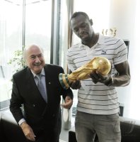 FIFA Praesident Joseph S. Blatter (Schweiz) trifft Usain Bolt (Jamaika)