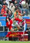 Fussball 1. Bundesliga: Frankfurt - Bremen, Zweikampf