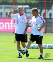 Fussball 1. Bundesliga: Trainer Jupp Heynckes  mit Assistenzcoach Peter Hermann (v. re., FC Bayern Muenchen)