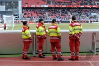 Fussball 1. Bundesliga, Saison 2011/2012:  Sanitaeter am Spielfeldrand im Easy Credit Stadion