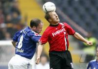 Fussball 1. Bundesliga: Frankfurt - Schalke, Zweikampf