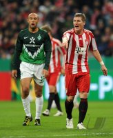 Fussball DFB Pokal 10/11 : Bastian Schweinsteiger (re, FC Bayern Muenchen) mit Mikael Silvestre (li, SV Werder Bremen)