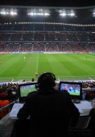 FUSSBALL  International CHL 09/10 : Journalisten vor TV Monitoren