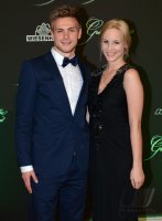 Fussball, 1. Bundesliga Saison 2012/2013: Lukas Schmitz posiert mit Freundin Kathrin Klotz