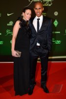 Fussball, 1. Bundesliga Saison 2012/2013: Theodor Gebre Selassie posiert mit Freundin Leona