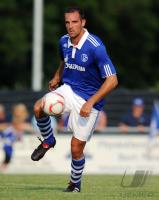 FUSSBALL, 1. BUNDESLIGA, SAISON 2010/2010: Schalke: METZELDER Einzelaktion