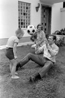 Fussball 1. Bundesliga Saison 1968/1969: Beckenbauer spielt mit Sohn Fussball.