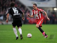 Fussball 1. Bundesliga : Juri Judt (li, 1 FC Nuernberg) gegen Franck Ribery (re, FC Bayern Muenchen)