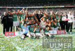 Fussball 1. Bundesliga: Bremen - Leverkusen, MANNSCHAFTSFOTO mit Meisterschale