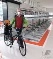 Oberbuergermeister Palmer nimmt die Radgarage am Tuebinger Hauptbahnhof in Betrieb