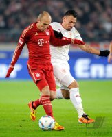 Fussball 1. Bundesliga :  Arjen Robben (li, FC Bayern Muenchen) gegen Timo Gebhart (VfB Stuttgart)