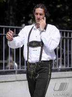 1. Fussball Bundesliga : FC Bayern in Lederhosen bei Paulaner