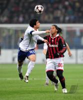FUSSBALL  International CHL 09/10 : Ronaldinho  (re, Milan) gegen Rafael  (li, Manu)
