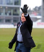 2. Fussball Bundesliga : Trainer Ewald Lienen winkt  (1860 Muenchen)