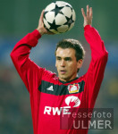Fussball Bundesliga: Leverkusen, Dzaka beim Einwurf