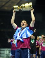 Fussball: DFB Pokal Finale:  Kyriakos Papadopoulos (FC Schalke 04) jubelt mit POKAL