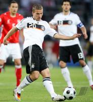 Fussball Euro 2008: Deutschland, Podolski am Ball
